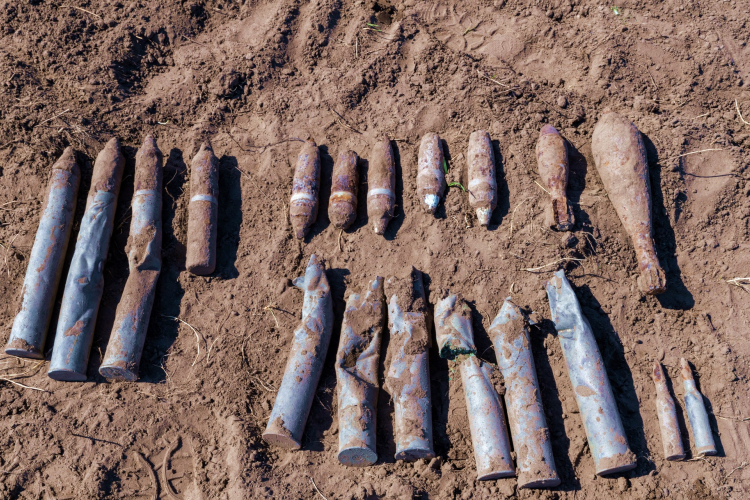 Rengeteg robbanóeszköz került elő egy családi ház kertjéből